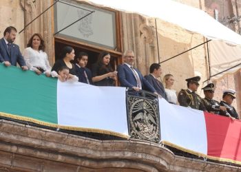 Con desfile presidido por Bedolla, miles de familias celebran el 215 Aniversario de la Independencia