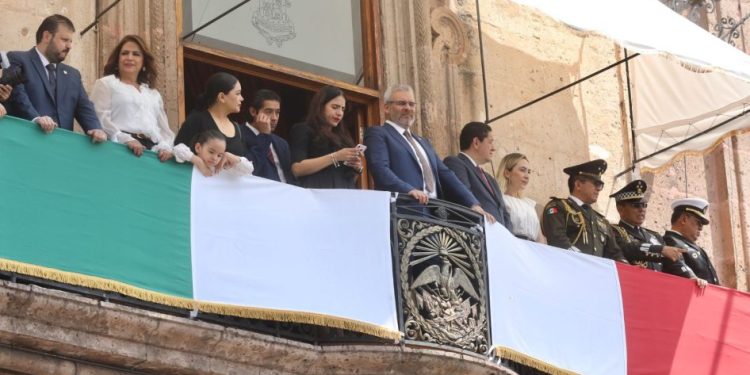 Con desfile presidido por Bedolla, miles de familias celebran el 215 Aniversario de la Independencia