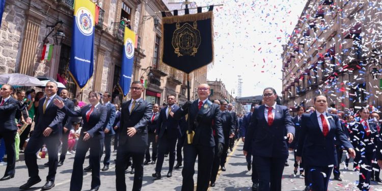 Con desfile presidido por Bedolla, miles de familias celebran el 215 Aniversario de la Independencia
