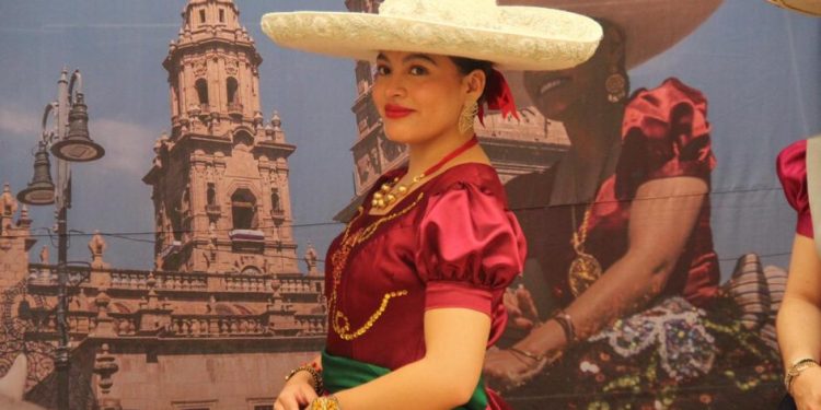 ‘Pasarela Monumental’ de la China Poblana-Morelia Informativo