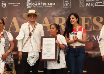 Distinguen a 64 artesanos michoacanos por más de 25 años de trayectoria