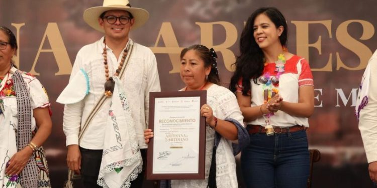 Distinguen a 64 artesanos michoacanos por más de 25 años de trayectoria