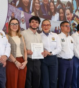Entrega de reconocimientos: Yarabí Ávila-Morelia Informativo