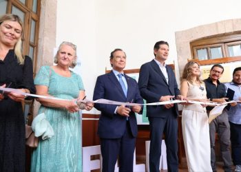 Alfonso Martínez inaugura exposición dedicada a José Saramago, en el marco de la FILLM 2025