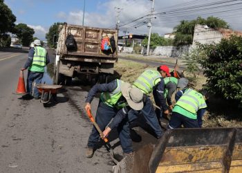 Gobierno de Morelia retira escombro en salida a Quiroga