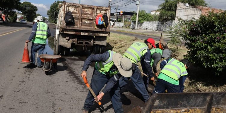 Gobierno de Morelia retira escombro en salida a Quiroga