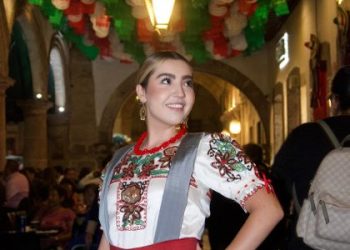 Pasarela Monumental de la China Poblana, deslumbra con trajes llenos de belleza y tradición