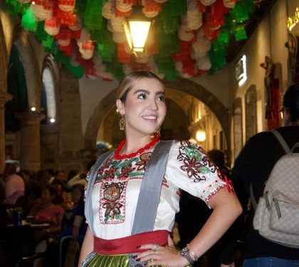 Pasarela Monumental de la China Poblana, deslumbra con trajes llenos de belleza y tradición