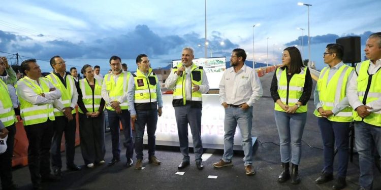 Bedolla abre circulación del puente sur del Paso Eréndira
