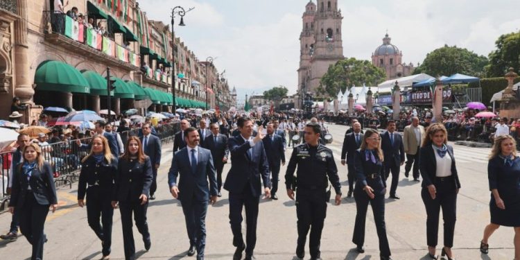 Espectacular desfile en honor a Morelos, corona el programa patrio en Morelia