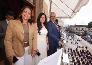 Encabeza Bedolla desfile cívico militar en honor a Morelos; familias desbordan orgullo y pertenencia