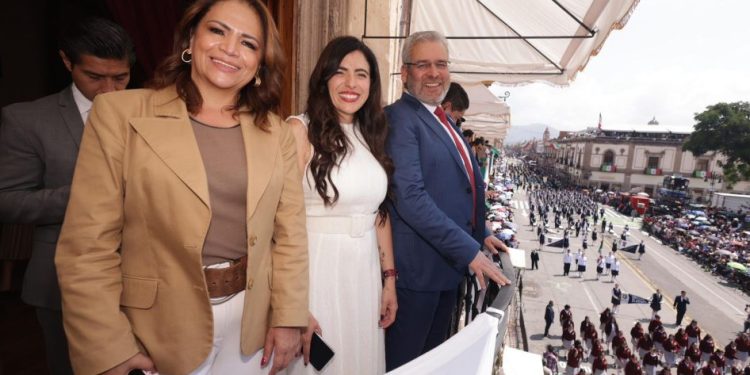 Encabeza Bedolla desfile cívico militar en honor a Morelos; familias desbordan orgullo y pertenencia