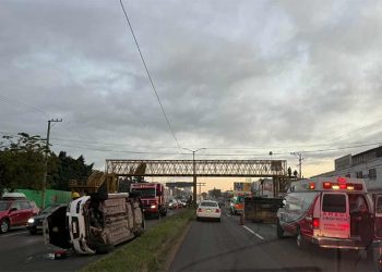 Combi y automóvil vuelcan tras choque en la salida a Salamanca