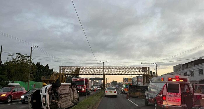 Combi y automóvil vuelcan tras choque en la salida a Salamanca