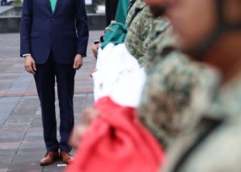 Alfonso Martínez Alcázar preside izamiento de la Bandera Nacional, en el inicio de los festejos patrios