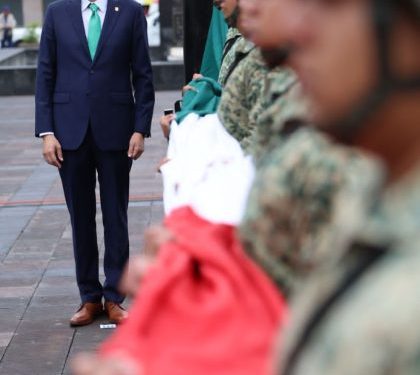 Alfonso Martínez Alcázar preside izamiento de la Bandera Nacional, en el inicio de los festejos patrios
