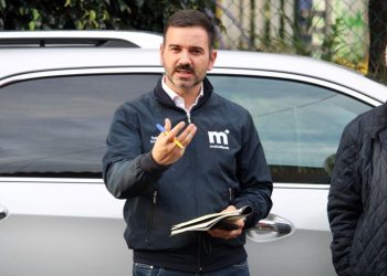 Yankel Benítez escucha y atiende a vecinos de la colonia Mariano Michelena