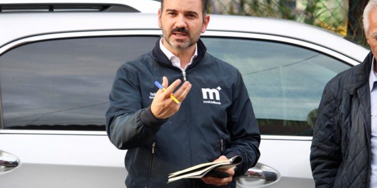 Yankel Benítez escucha y atiende a vecinos de la colonia Mariano Michelena