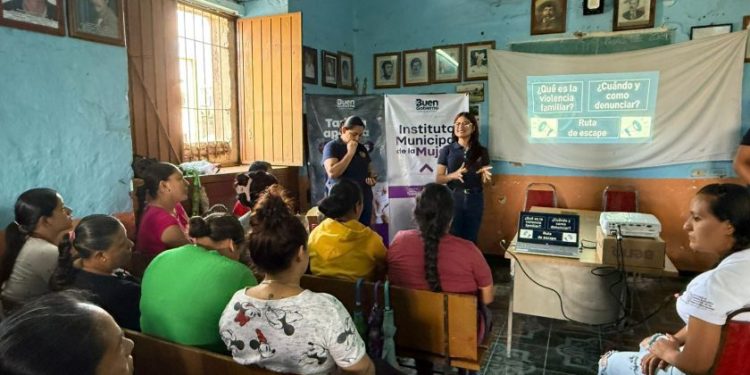 Fiscalía General lleva charlas de prevención de la violencia a madres de familia de Zamora
