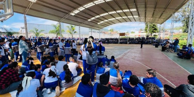 CJIM Zamora capacita a estudiantes y docentes en materia de prevención de la violencia digital en Purépero