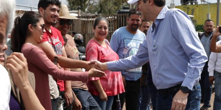 Alfonso Martínez construye muro de contención en dren de los Itzícuaros