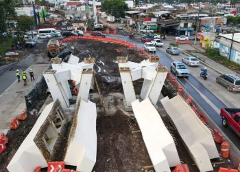 Avanza construcción de puente superior La Hielera en Uruapan: Bedolla