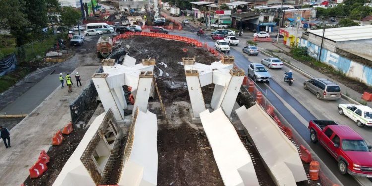 Avanza construcción de puente superior La Hielera en Uruapan: Bedolla