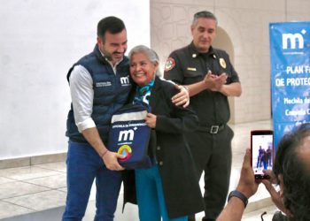 Yankel Benítez entrega mochilas de emergencia