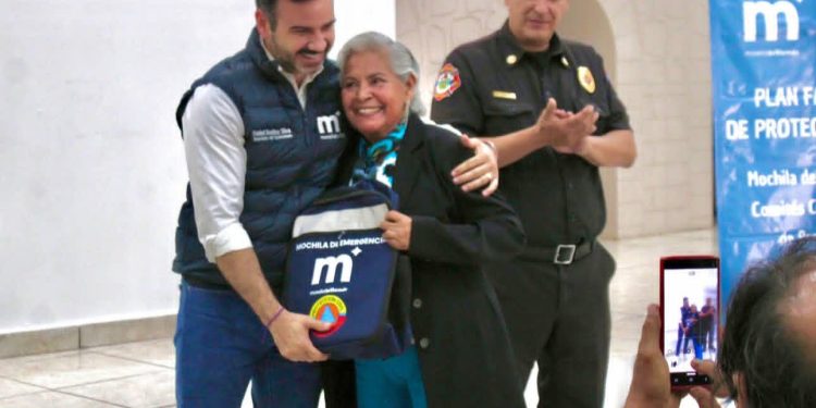 Yankel Benítez entrega mochilas de emergencia