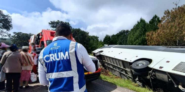 SSM atiende lesionados en accidente de autobús en carretera Zacapu-Quiroga