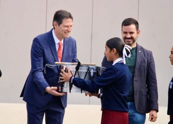 Alfonso Martínez, entrega Bandera Nacional y Bandas de Guerra a escuelas públicas