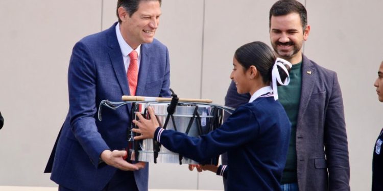 Alfonso Martínez, entrega Bandera Nacional y Bandas de Guerra a escuelas públicas