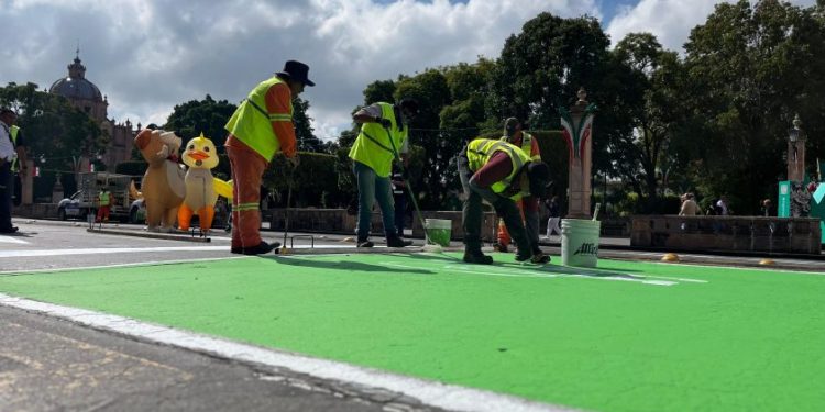 SEDUM inicia jornada balizamiento en la Avenida Madero, frente a Catedral