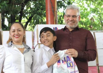 Arranca Bedolla tercera dotación de tenis a estudiantes de secundarias