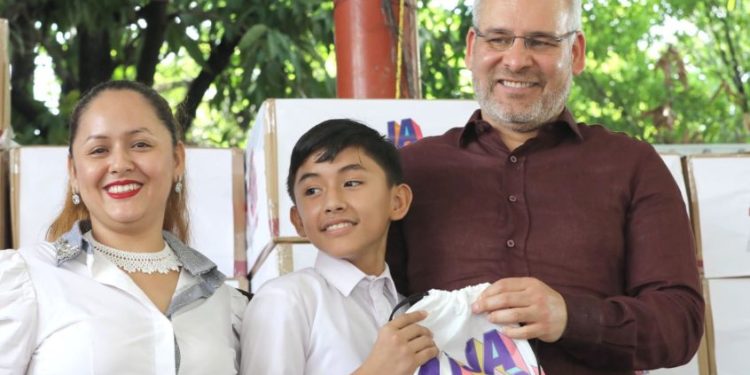 Arranca Bedolla tercera dotación de tenis a estudiantes de secundarias