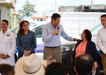 Alfonso Martínez entrega medicamentos a clínicas municipales