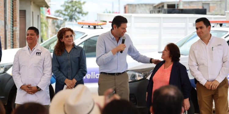 Alfonso Martínez entrega medicamentos a clínicas municipales