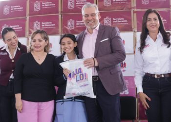 Bedolla inicia entrega de tenis para cerca de 40 mil estudiantes de secundarias de Morelia