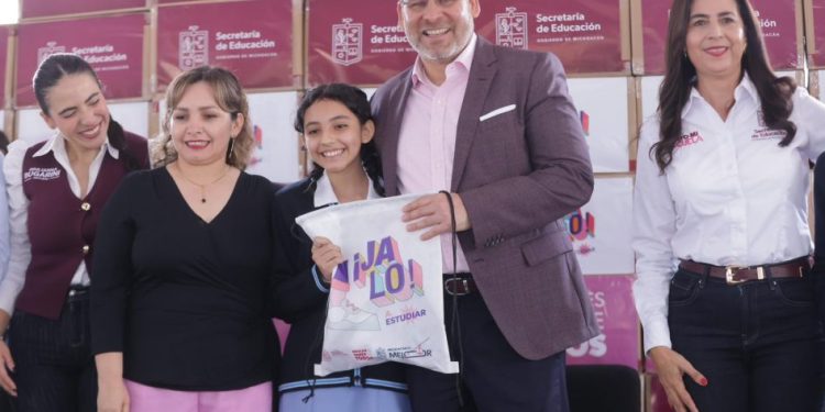 Bedolla inicia entrega de tenis para cerca de 40 mil estudiantes de secundarias de Morelia