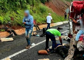 Un muerto y 7 lesionados, saldo preliminar de choque entre una camioneta y un vehículo sobre la autopista Siglo XXI, en Salvador Escalante.