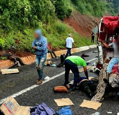Un muerto y 7 lesionados, saldo preliminar de choque entre una camioneta y un vehículo sobre la autopista Siglo XXI, en Salvador Escalante.