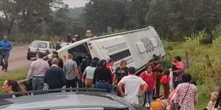 Volcadura de camión de pasajeros deja varios heridos en la carretera Morelia-Zacapu