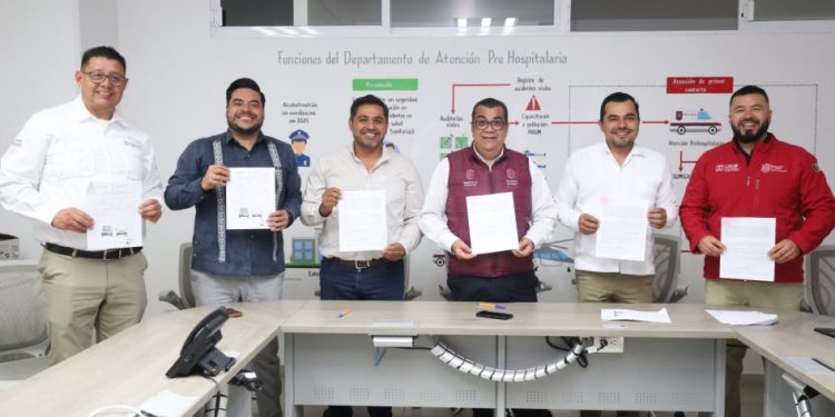 SSM fortalece atención de urgencias con entrega de ambulancias a Aquila y Tuzantla