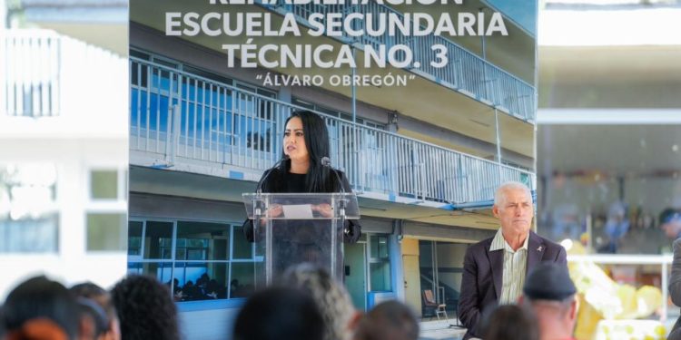 Rehabilita Gladyz Butanda 15 aulas de la Secundaria Técnica 3 en Morelia