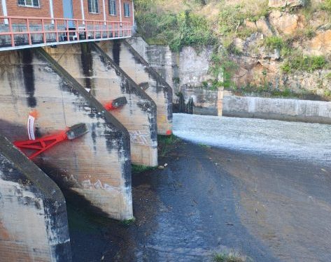 Conagua disminuye desfogue controlado de la presa de Cointzio