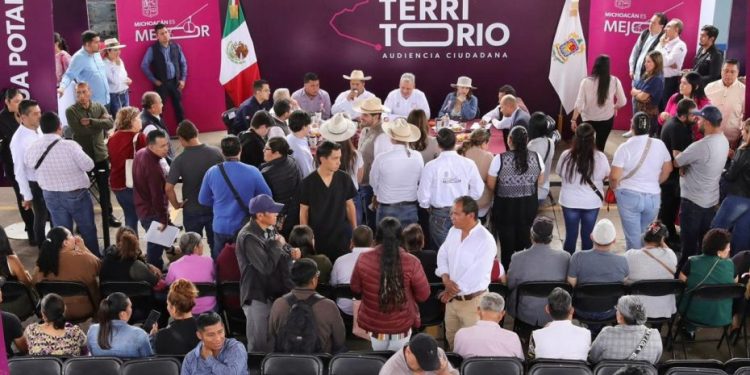 En audiencia pública, anuncia Bedolla próxima apertura de autopista Siglo XXI, tramo Pátzcuaro-Uruapan