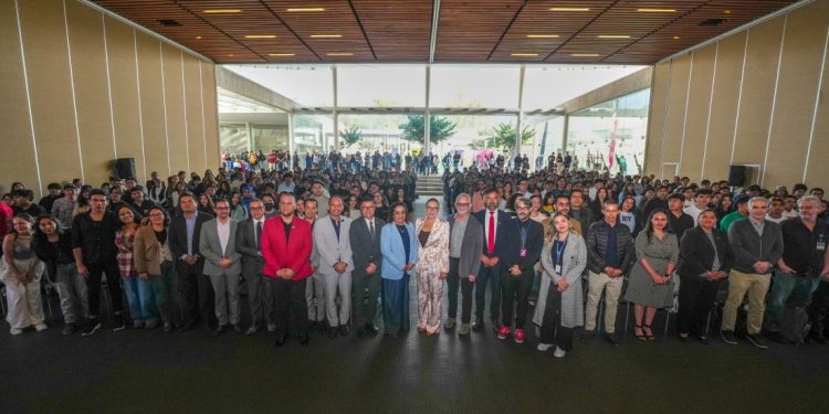 A romper paradigmas y a seguir creando, convoca Yarabí Ávila a estudiantes nicolaitas