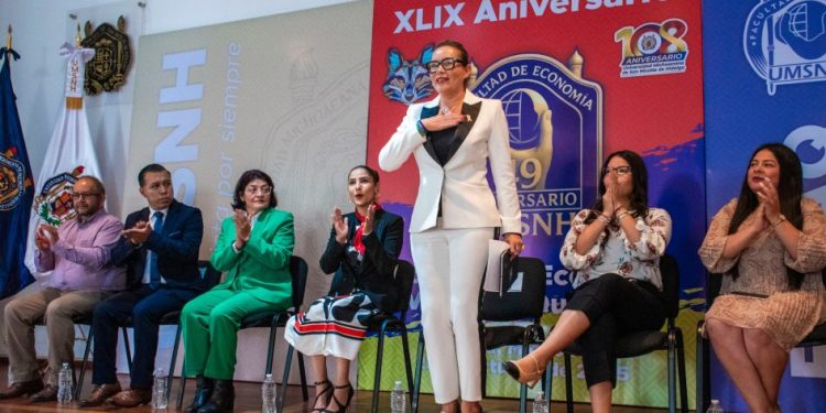 La Facultad de Economía innova y se transforma; Yarabí Ávila asiste al 49 aniversario de la dependencia