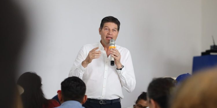 Alfonso Martínez llama en Ario de Rosales a defender la justicia y la libertad