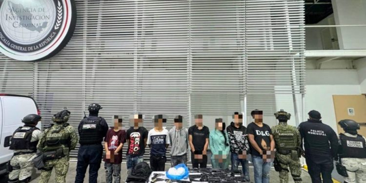 Fuerzas estatales y federales aseguran a 8 personas, armamento y droga en Puruándiro
